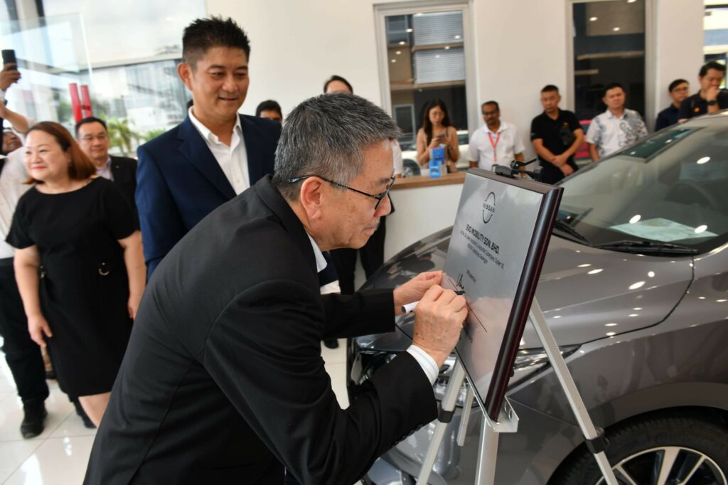 02 Mr Khoo Cheng Pah signs the plaque at the grand opening of the Evo Mobility Nissan Showroom