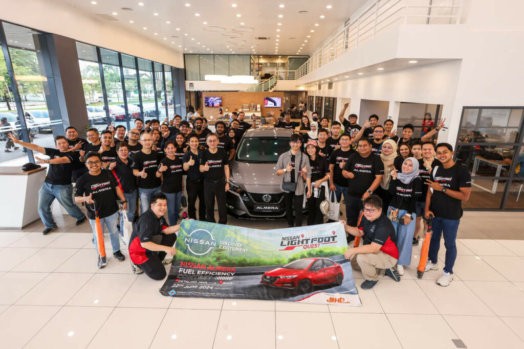 01 Group photo with Nissan Almera owners and media before flagging off the Nissan Almera Fuel Efficiency Contest