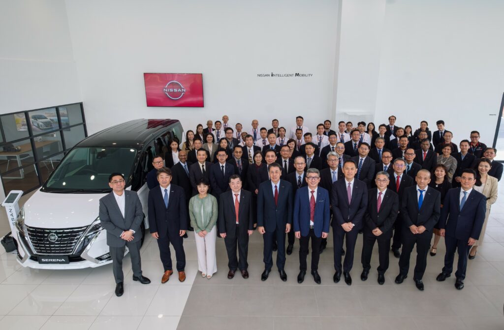 04 Top Management of Nissan and ETCM team pose with the New Nissan Serena Hybrid Premium Highway Star 2