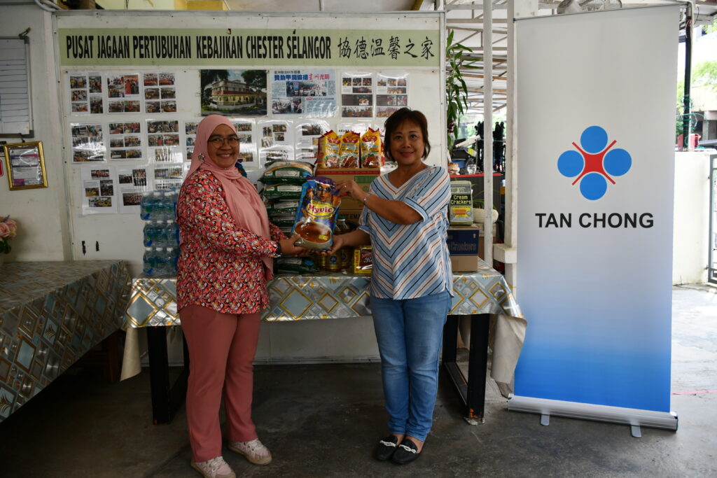 Zaleha Othman, Assistant Manager of President's Office (left) handing over the donated items to Ms. Shirley (right), the caretaker of Pusat Jagaan Pertubuhan Kebajikan Chester Selangor