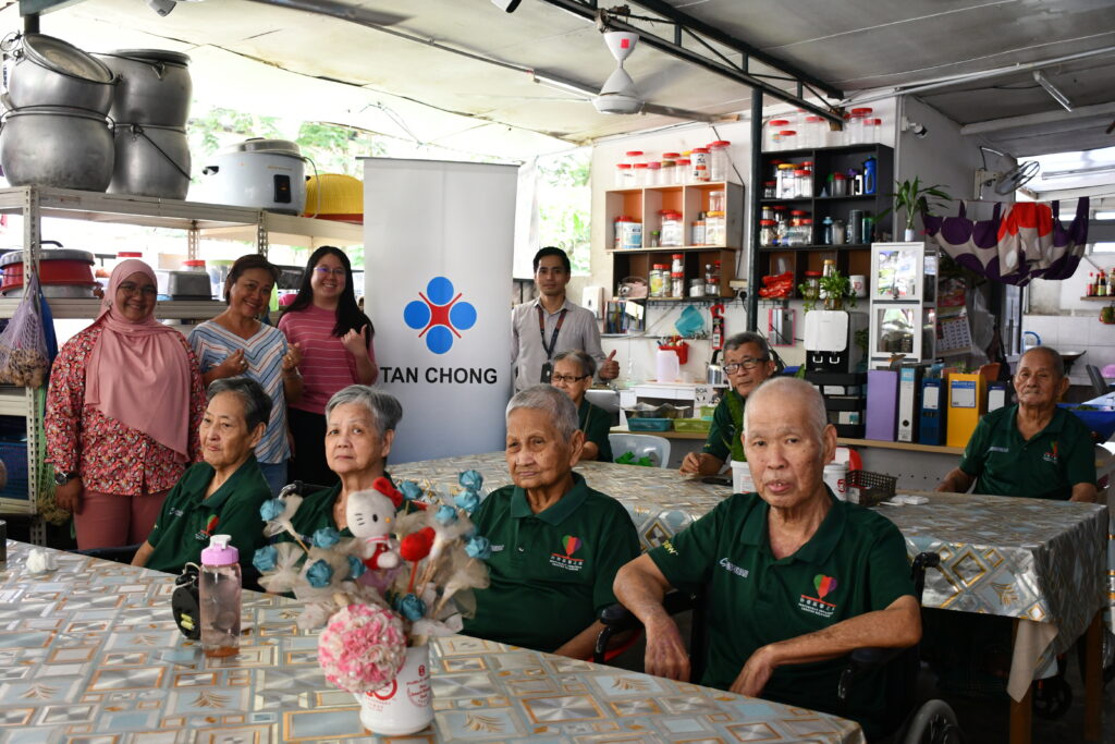 TCMH team with the senior citizens at Pusat Jagaan Pertubuhan Kebajikan Chester Selangor